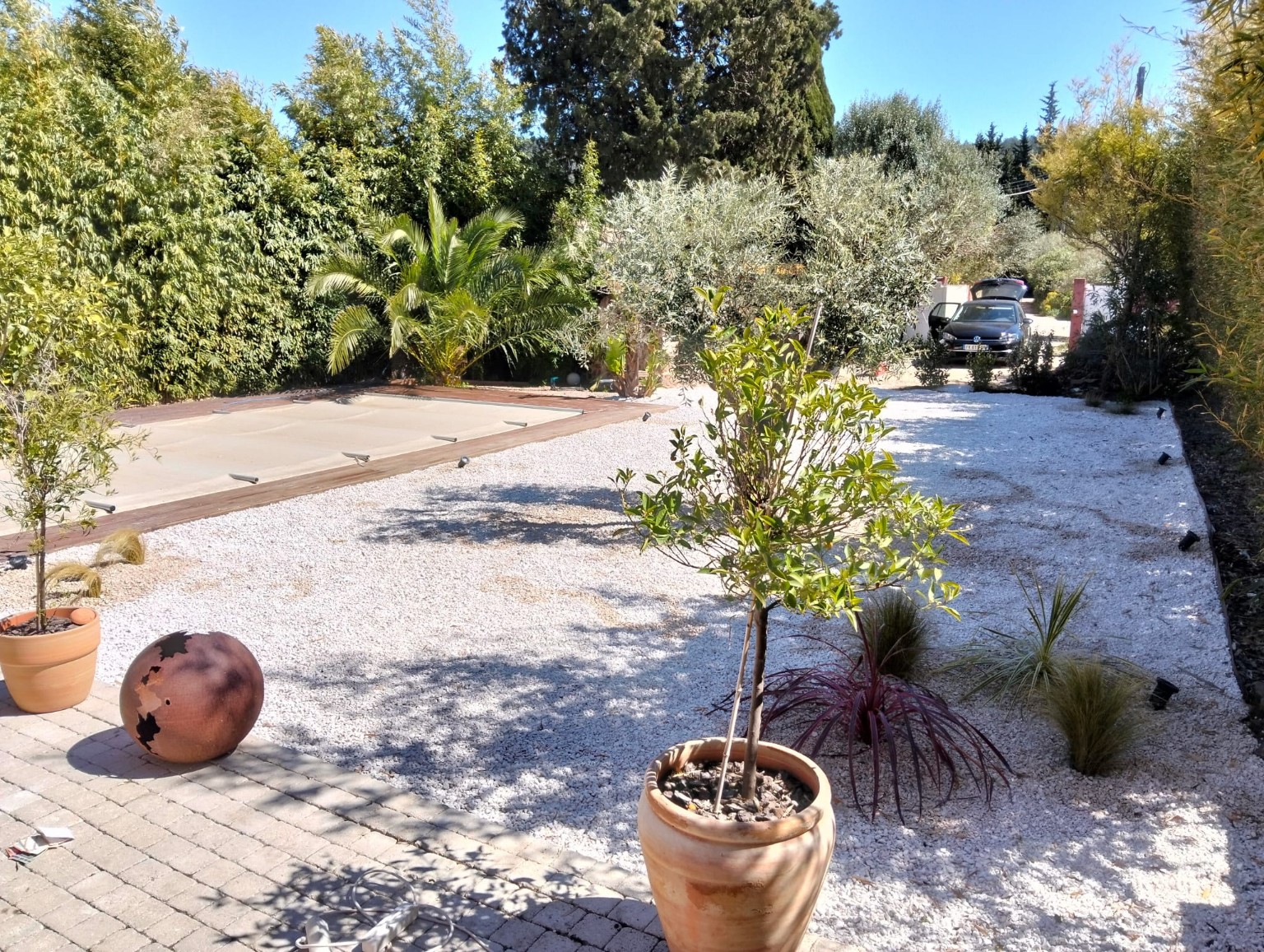 Jardin minéral en gravier clair avec plantations