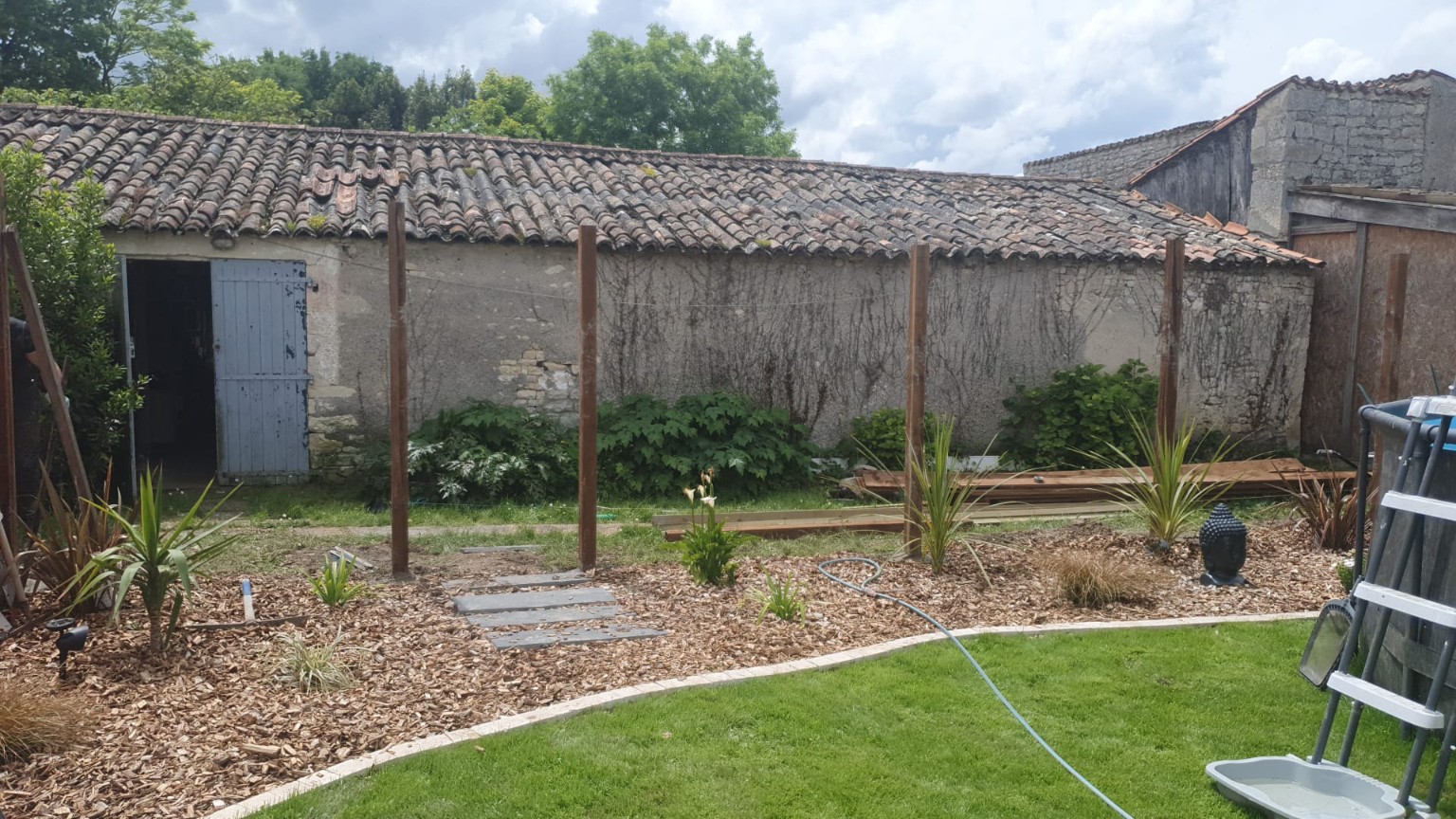 Avant la pose du bardage bois, avec les poteaux de structure en place