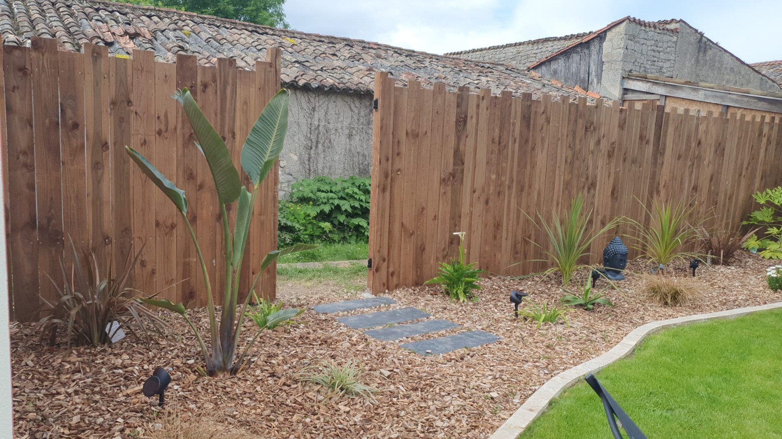 Après la pose du bardage bois autour du jardin paysager